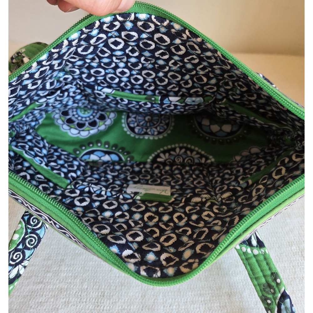 Retired Vera Bradley Green Medallion Shoulder Bag – Quilted Cotton – Classic VB - Picture 4 of 8
